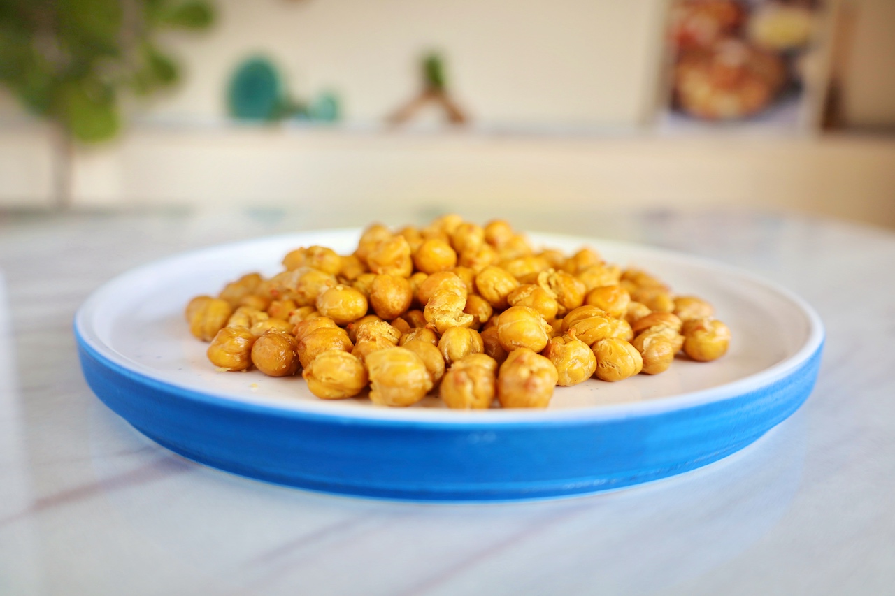 This air fried chickpeas is an easy snack tbat you can eat with a tall glass of beer (instead of peanuts) while watching World Cup 2022.